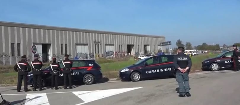 Több száz rendőr vette körbe az illegális rave parti helyszínét, hazamentek a bulizók
