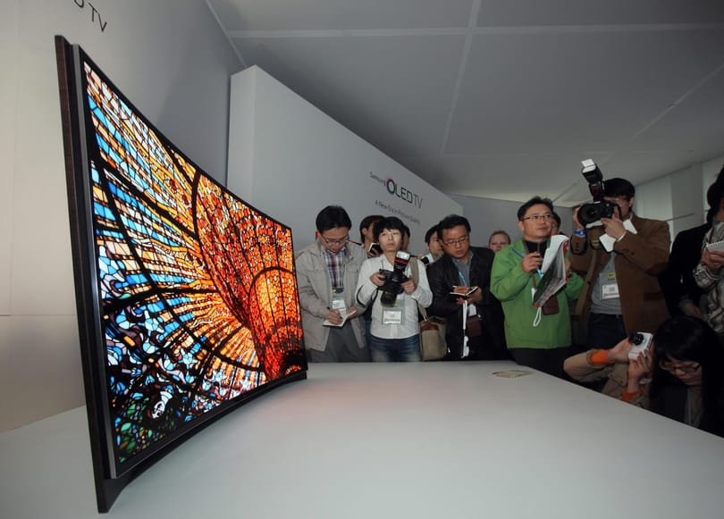 Világújdonság: itt a hajlított képernyőjű OLED tévé