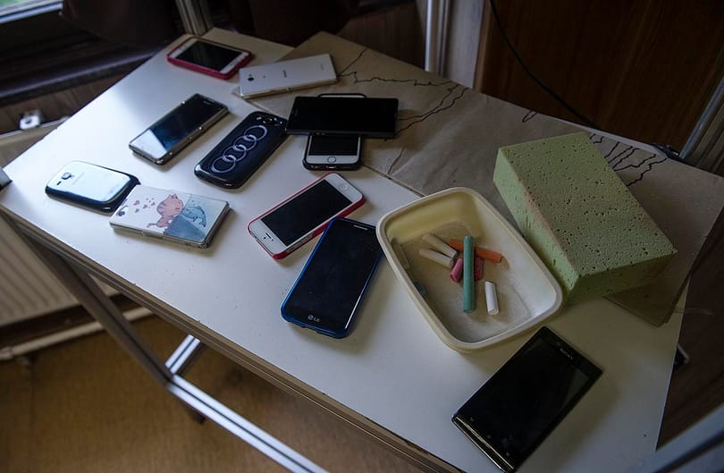 Dehogy tilos a mobilhasználat a tanórán – muszáj elővenni