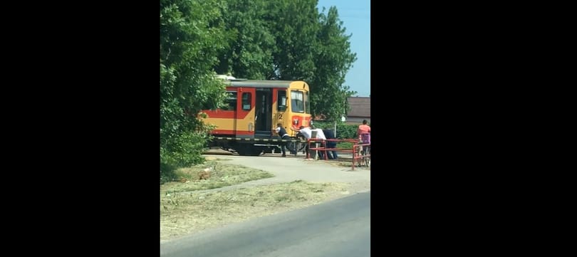 A személyzetnek kellett tolni a vonatot a tiszalöki átjárónál – videó