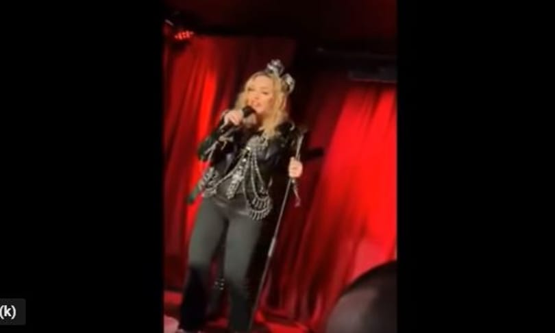 Madonna szilveszterkor egyszer csak megjelent egy bárban, és elénekelt két dalt - videó