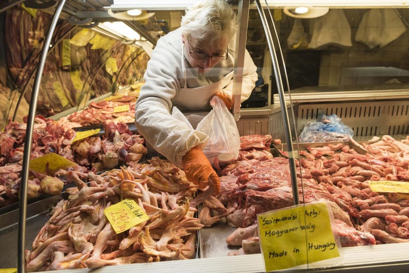 A baromfi és a kenyér 29,5, a marhahús 28 százalékkal drágult – mutatjuk a listát, hogy szálltak el az árak áprilisban