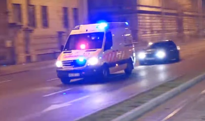 Szirénázó mentő mögött próbált kijutni a dugóból egy BMW-s Budapesten