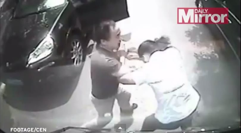 Felkavaró videó: porschés fickó ver össze egy női buszsofőrt