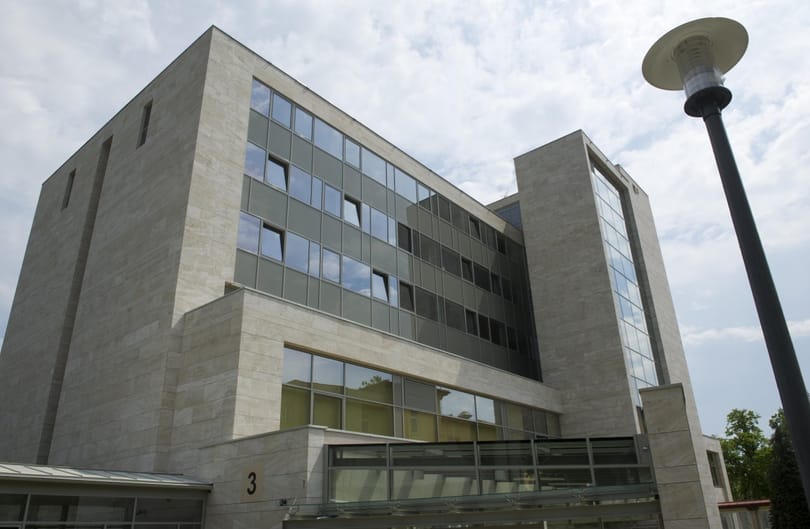 Kizuhant egy beteg az Országos Onkológiai Intézet ablakán