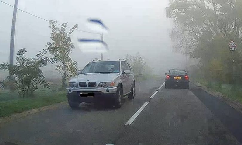 Miért ne előzzünk ködben? Nagyon egyszerű, mutatjuk egy szürke BMW példáján
