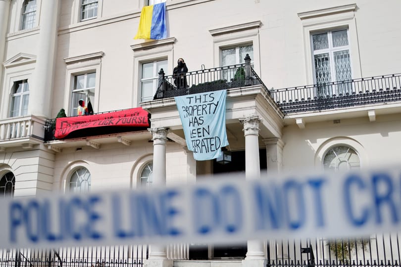Házfoglalók szállták meg az orosz oligarcha londoni villáját – nagy erőkkel vonult ki hozzájuk a rendőrség