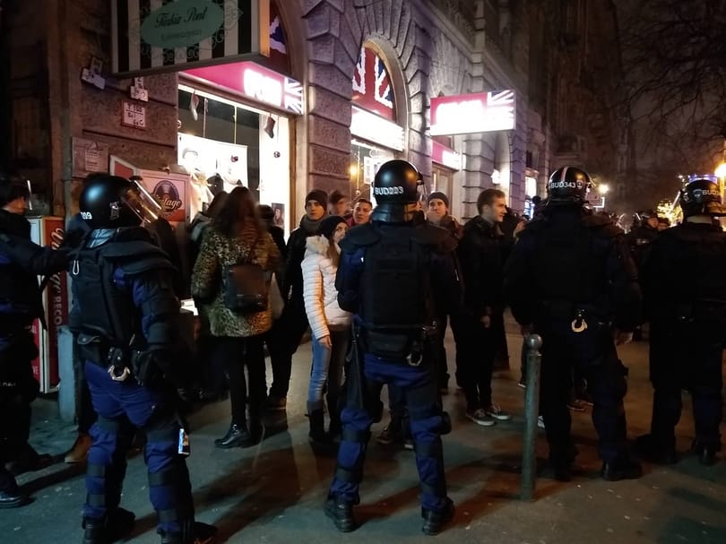 Be kell mondanom a kamerába a nevemet, ha a rendőr kérdezi?