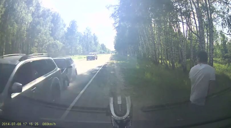 Ennél kellemetlenebb meglepetés nem érhet egy autóst – videó