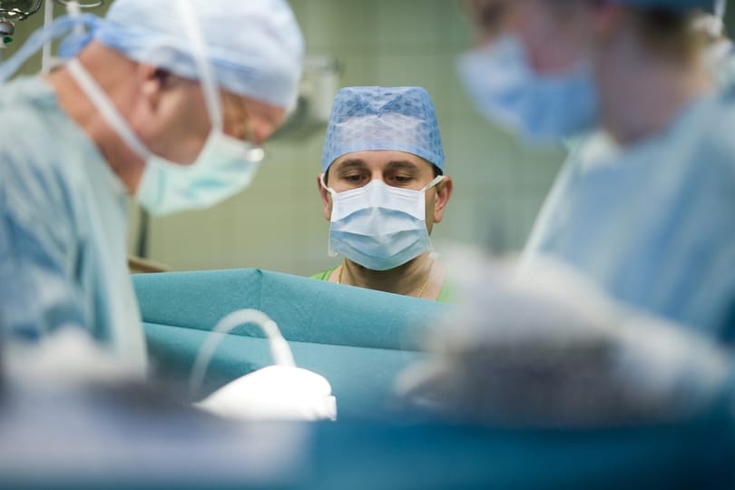 Ösztöndíjjal tartaná itthon Szócska a szakorvosokat
