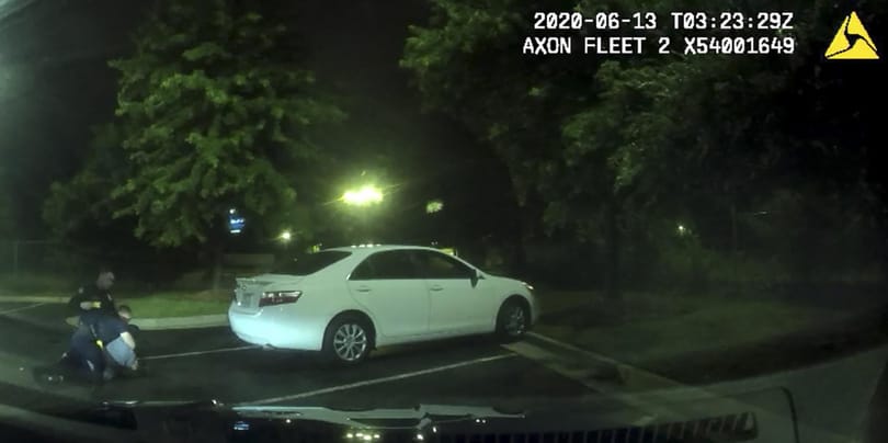 Kirúgták a rendőrt, aki agyonlőtt egy afroamerikai férfit Atlantában