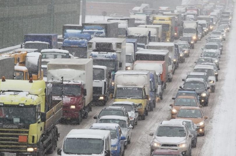 Káosz és óriásdugó az Árpád híd budai oldalán