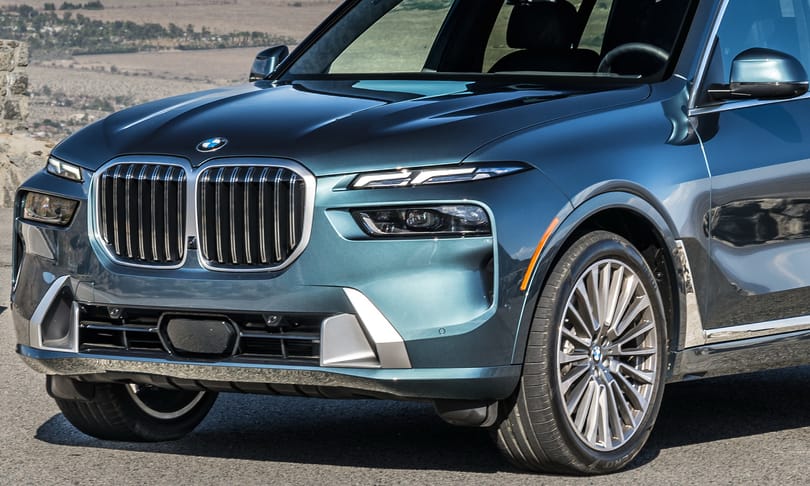 Új kristályfényszóró a BMW legnagyobb divatterepjáróján
