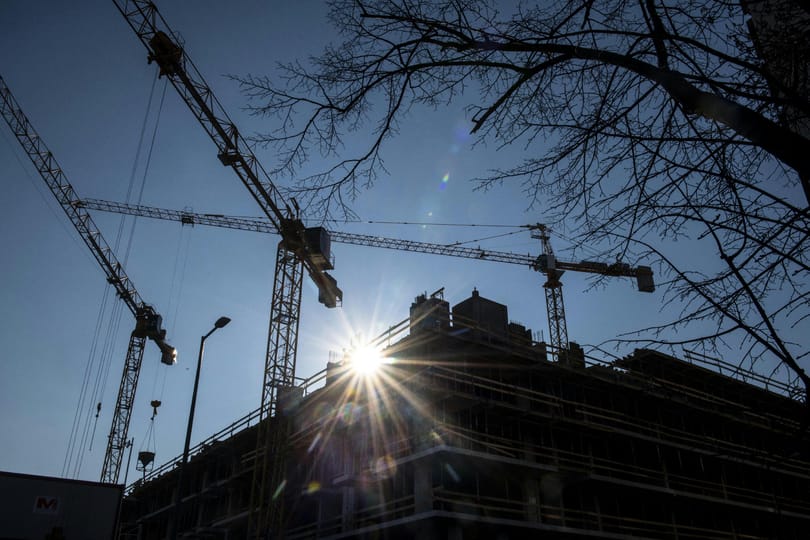 Több ezer fős munkásszálló építését könnyíti meg a kormány Debrecen szélén