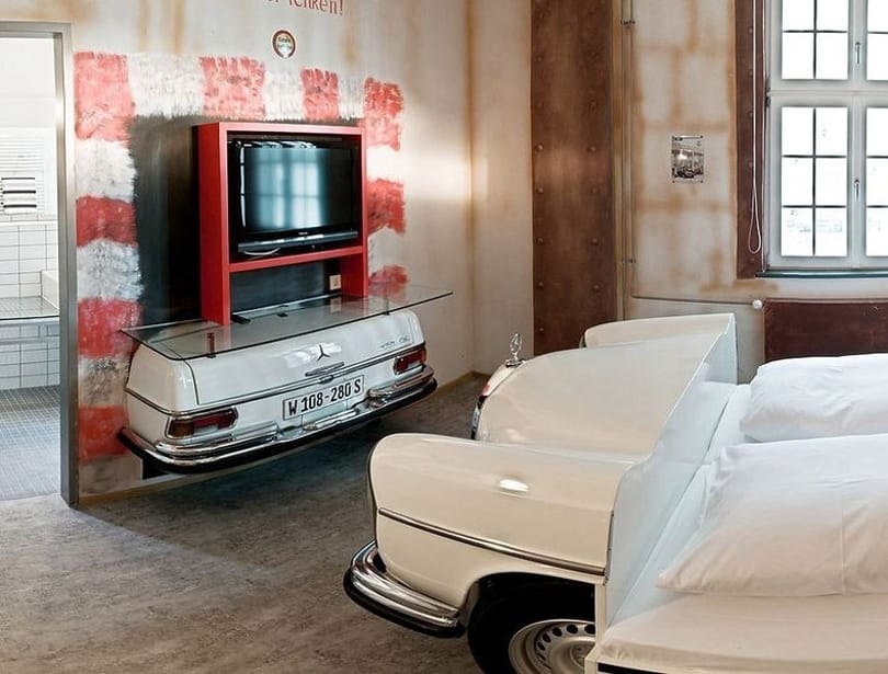 Ilyen egy autóőrülteknek szánt hotel - videó