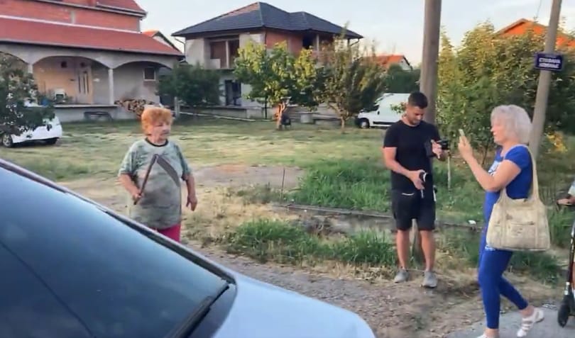 „Aki Vucsicshoz nyúl, arra golyó vár!” – üvöltötte a nő, aki kaszával támadt ellenzéki aktivistákra Szerbiában