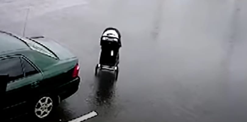 Ijesztő videón, ahogy a forgalmas útra gurul egy elszabadult babakocsi