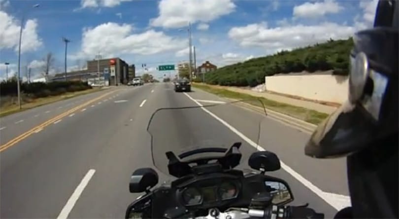 Ilyen, amikor autót üldöz egy motoros rendőr – videó