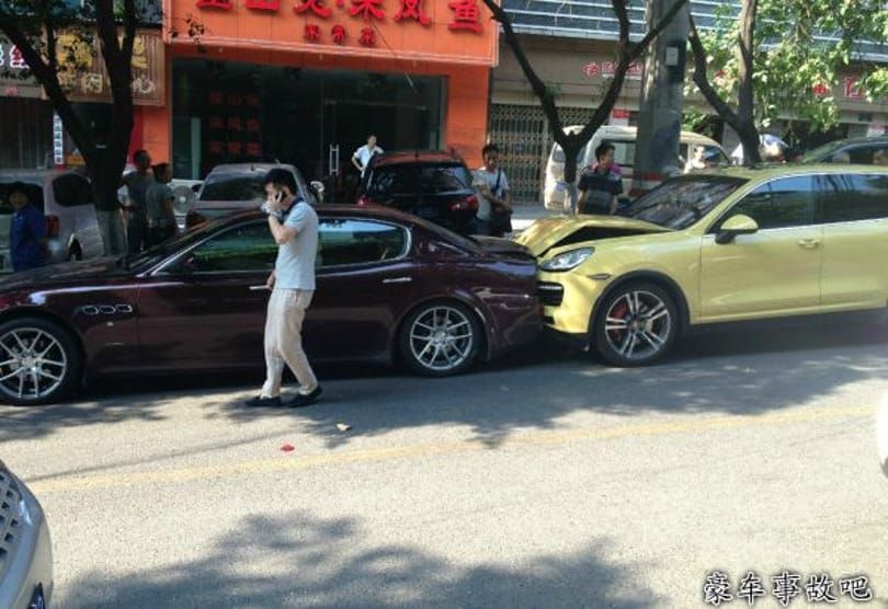 Maserati és Porsche ütközött egy családi perpatvar miatt – fotó