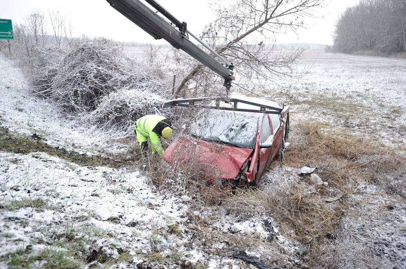 Összetört egy autó Taksonynál, egy 70 éves férfi meghalt