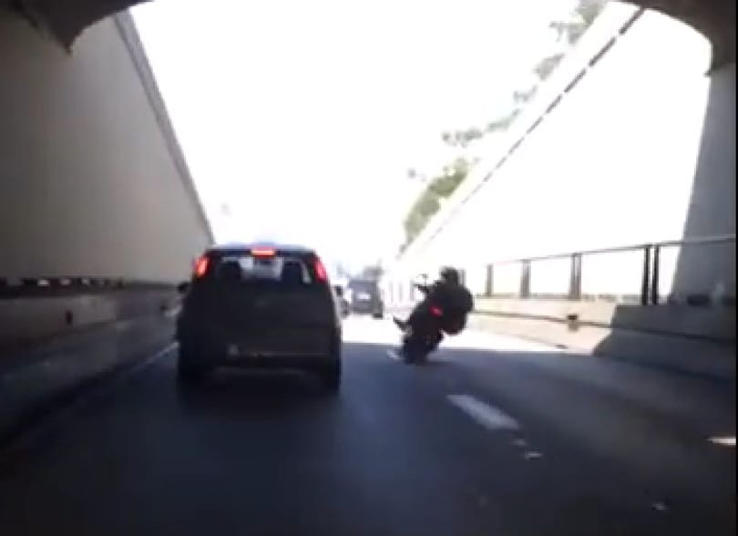 Hülyét csinált magából a keménykedő motoros - videó