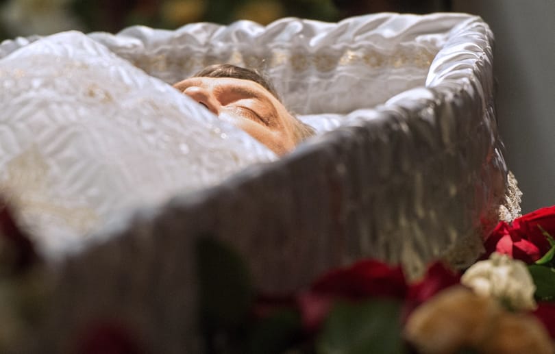 Fotók: Nyitott koporsóban búcsúztatják Nyemcovot