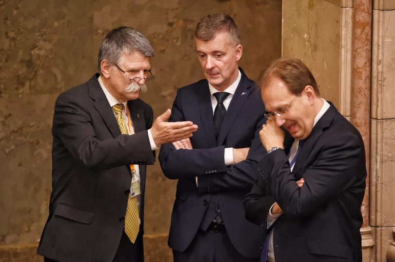 Hoppál Péter karácsonyra saját parlamenti beszédeit kapta