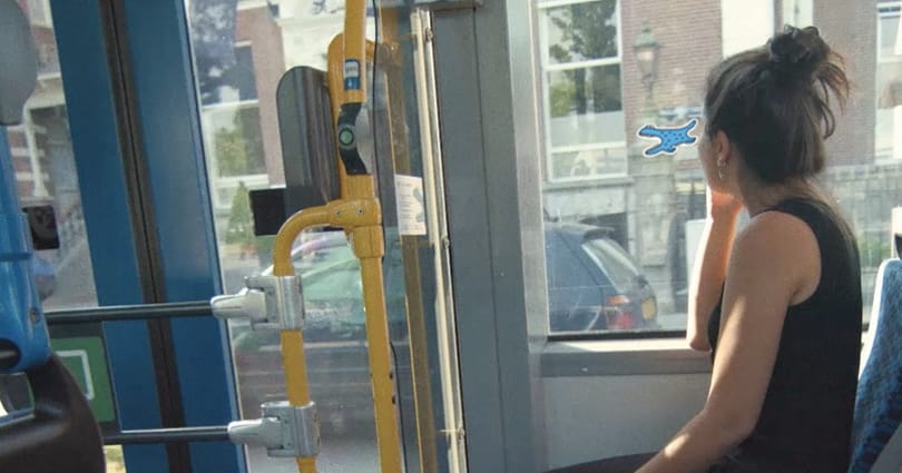 Ez zseniális: így veszik rá az embereket, hogy tegyék már le egy kicsit a telefonjukat villamosozás közben