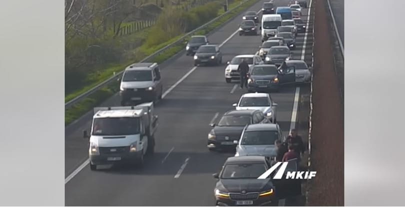 Hiába araszol csak a sor, hat autós mégis egymásba hajtott az M1-esen – videó