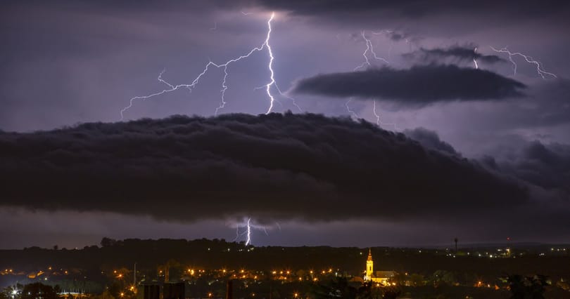 Viharokkal érkezik a lehűlés, kiadták a narancsárga veszélyjelzést