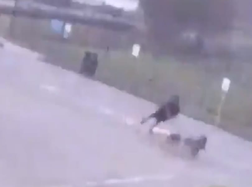 Végig vette a kamera, ahogy a férfi lába mellé csap a villám – videó