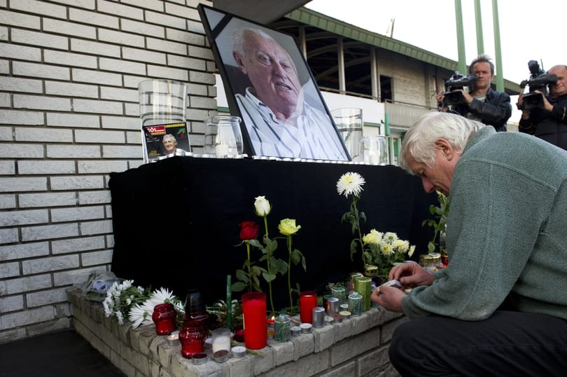 Gyertyák égnek a Fradi-pályánál Albert Flórián emlékére