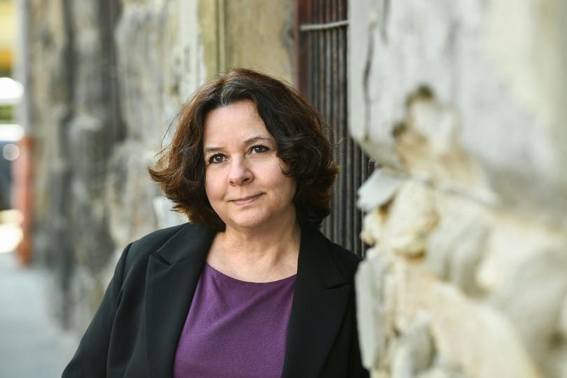 Háborúban sem hallgatnak, sőt ordítanak a Erdős Virág múzsái
