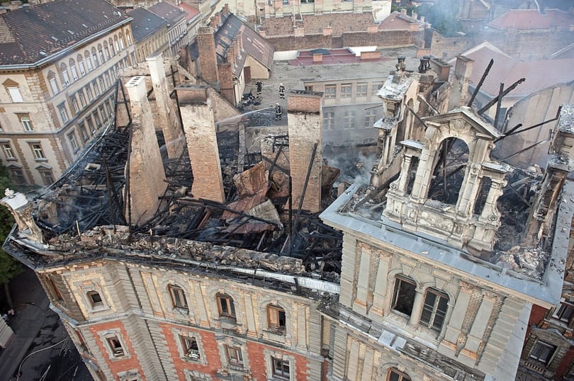 Andrássy úti tűz: 200 millió lesz az életveszély elhárítása, az önkormányzat fizeti
