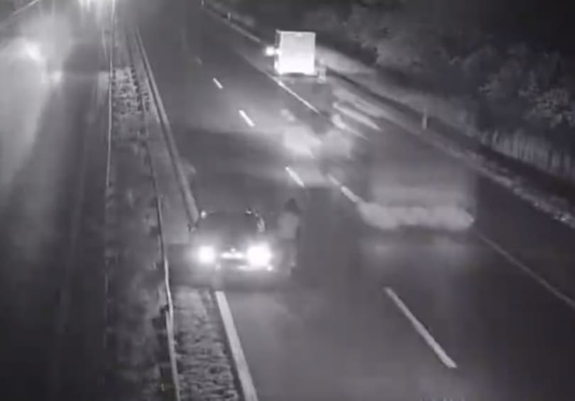 Koccanás után az M1-es belső sávjában ácsorgott egy autós éjjel, hajszálon múlt a tragédia (videó)