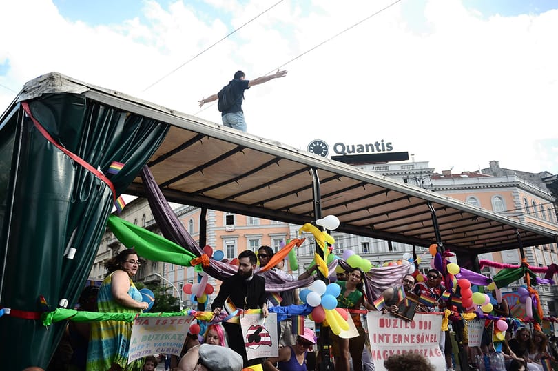 Pride: vérdíjat tűztek ki a biztonsági őrök fejére