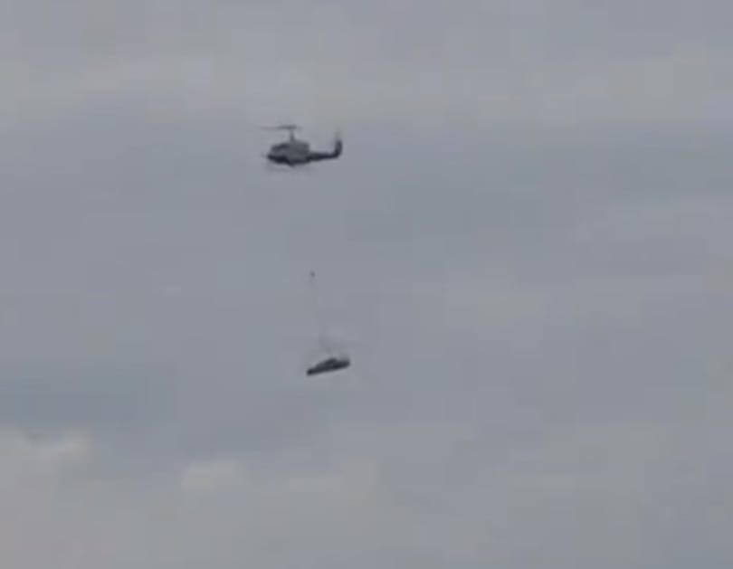 Helikopter vitte a spéci BMW-t egy norvég sziklaszirtre - videó