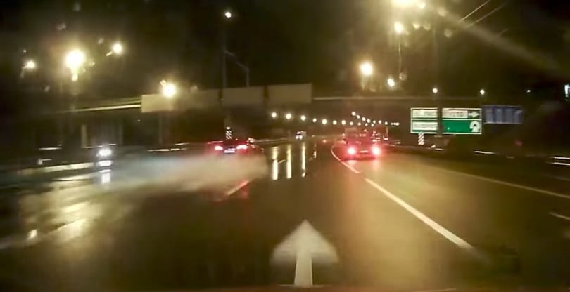 Ez történik, ha 100+ km/h-nál jön az aquaplaning – videó