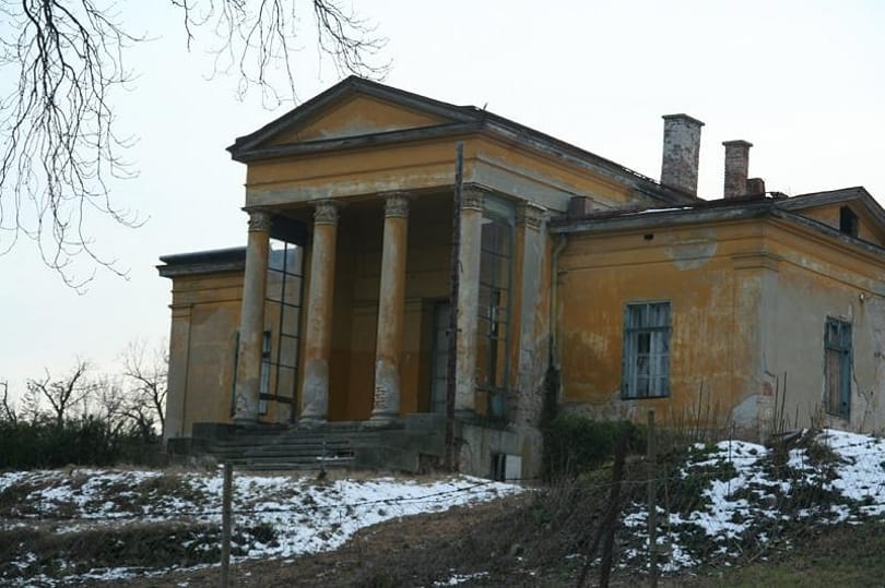 A szemünk láttára pusztul el egy csodás budai klasszicista villa