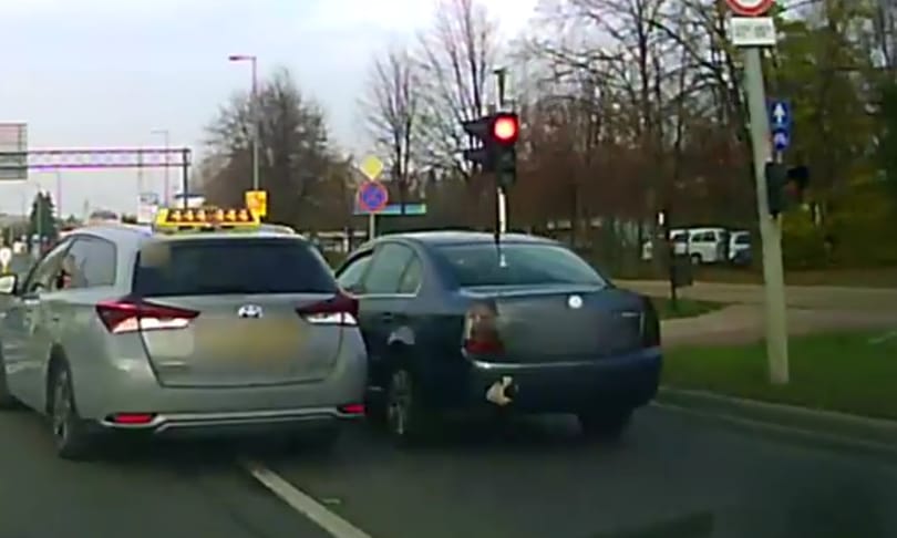 A nap videója: piros lámpánál, zebránál előzött a győri autós