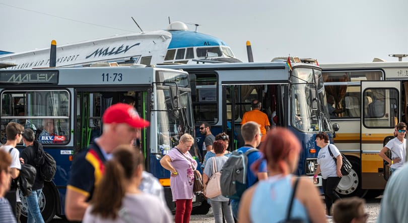 Buszpornó-show van Ferihegyen, a főszerepben Farossal