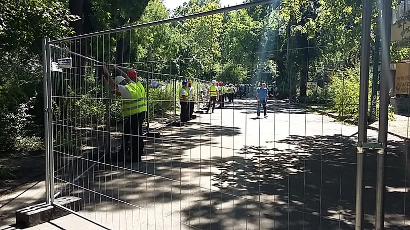 Markolóval kezdték bontani a ligetvédők táborát – fotók