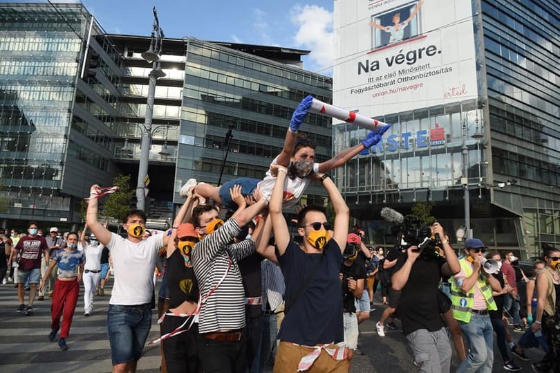Az egyetemtől a Parlamentig ért a Színművészetiért kiállók élőlánca