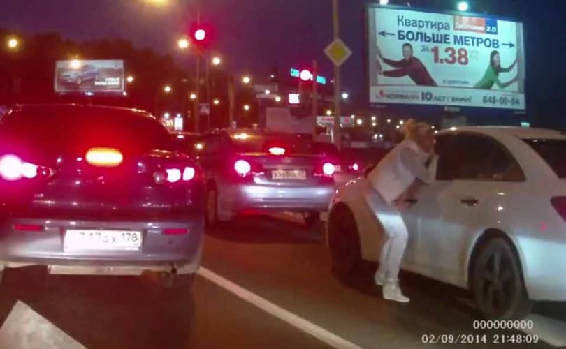 Így bunyózik egy orosz nő a közúti forgalomban – videó