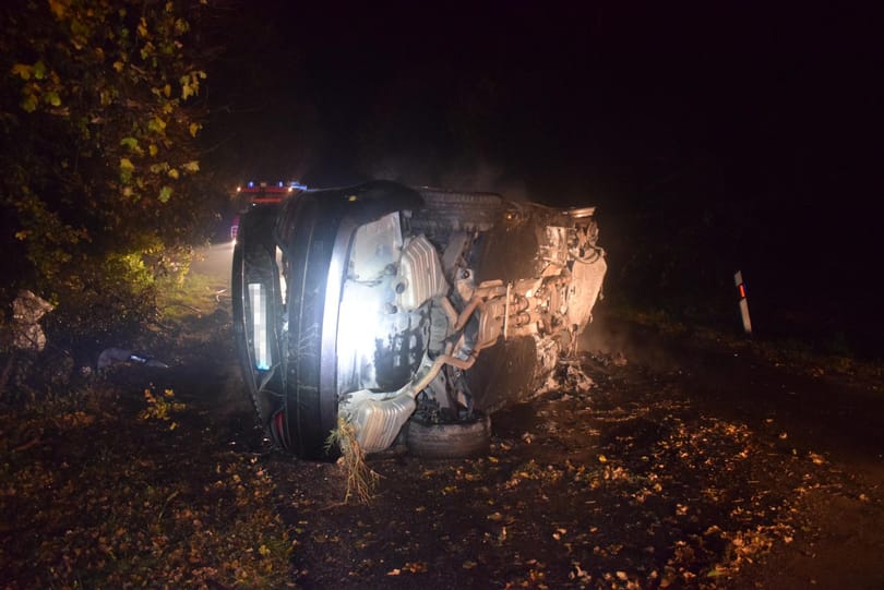 Jogsi nélkül, részegen, bekábítózva csapódott a fának autójával