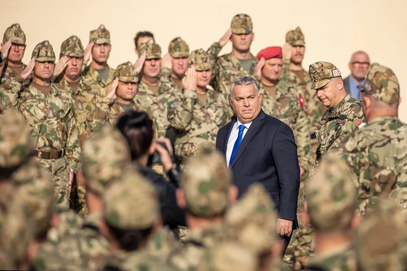 Orbán az új harci járművek átadóján: „Elrettentő erejű hadsereg kell” – képek