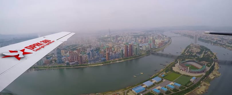 Videó: Így néz ki Észak-Korea fővárosa egy repülőről