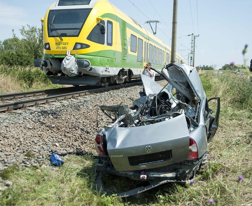 Egy család halt meg a csornai vasúti balesetben - megrázó fotók