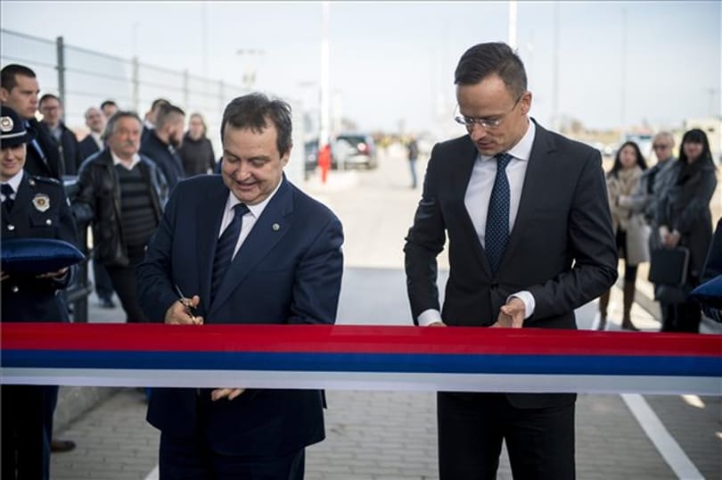 Ha a szalagvágás sportág lenne, Szijjártó Péter most nagyon örülne