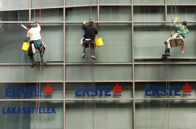 Az UniCredit és az Erste emeli az árakat